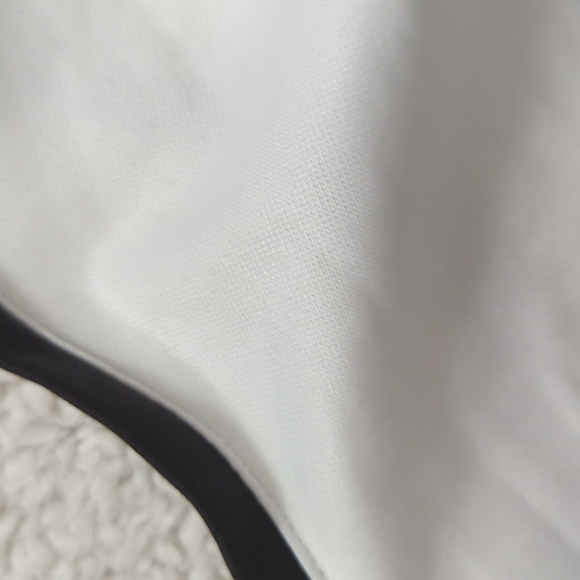 Women's NIKE light weight workout tank. - Picture 11 of 12